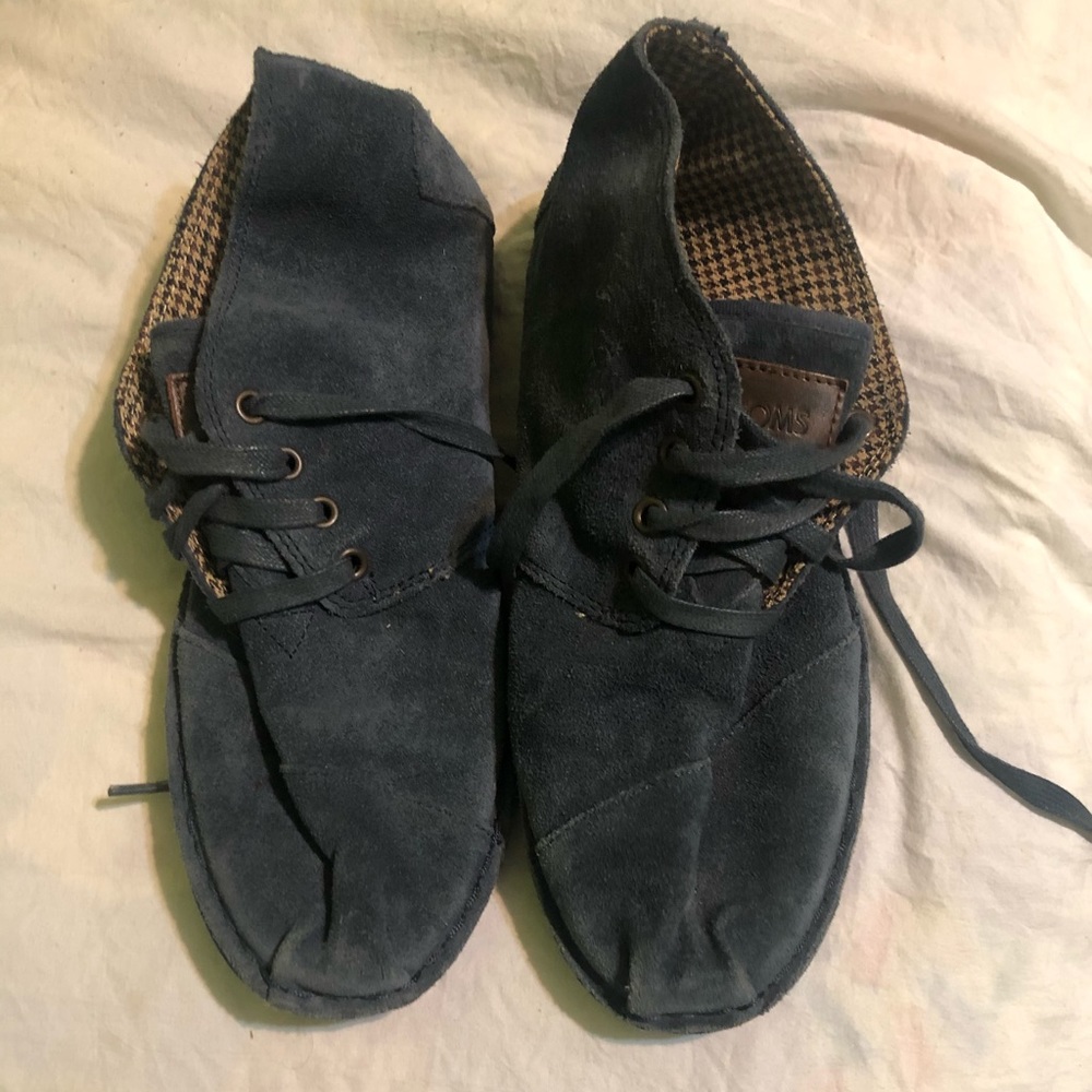 TOMS Desert Botas in navy blue.